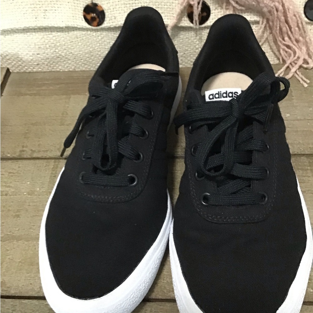 adidas womens Vule Raid3r Black Low-Top Canvas Sneakers with White Sole.EUC